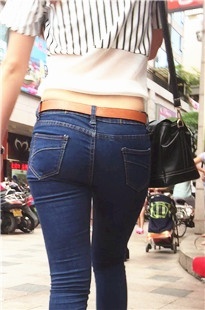 身材性感的路腰紧身牛仔裤美女[877M/MOV]