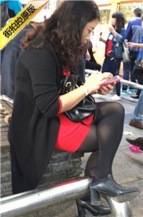 花坛休息的黑丝高跟包臀裙白妇MM[239M/MOV]