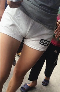 白色热裤小MM，都勒出骆驼趾了[310M/MOV]