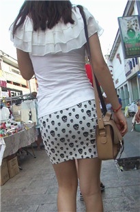 这包臀紧翘妹子，扭得有点SAO[427M/MP4]