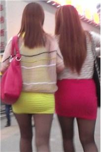 跟拍两个逛街黑色MT包臀裙美女[175M/MTS]