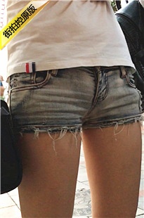 街拍高挑身材浅灰色牛仔热裤美眉[275M/MOV]