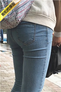 公交站台等车的紧身牛仔裤xinggan翘臀学生美眉[382M/MOV]