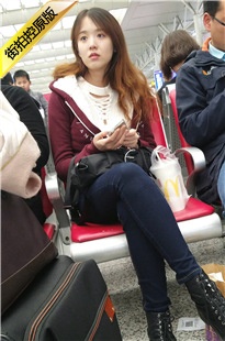 4K-火车站等车的蓝色紧身牛仔裤性感长腿长发美女[724M/MP4]