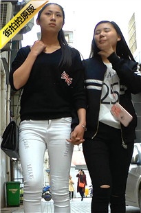 极品紧身白裤长腿美眉，身材高挑[690M/MP4]