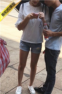 步行街和男友逛街的长腿热裤小妹[331M/MOV]