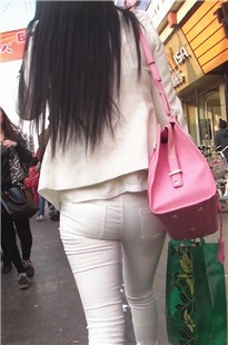 白色紧身牛仔美眉臀部曲线动人[112M/MP4]