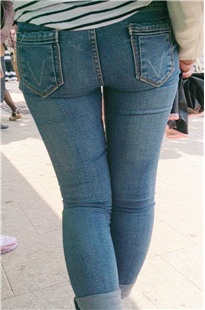 等车的牛仔裤美眉双腿交叉站着夹得紧[174M/MP4]