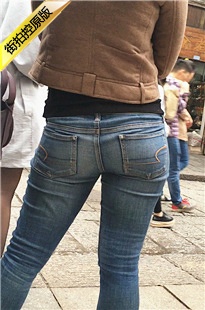 街拍蓝色紧牛巨无霸妹子[414M/MOV]