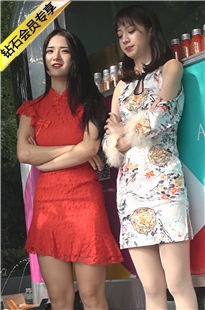 4K-性感短裙丝袜街拍高跟美女路边聊天DJ577[1.09G]