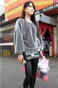 给闺蜜打电话的紧身皮裤美女[242M/MP4]