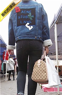 挑选鞋子的深色肥美紧牛美眉[510M/MP4]