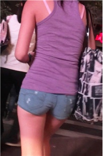 夜间跟拍热裤小妹[233M/MP4]