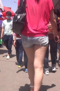 红衣热裤美眉[89.5M/MP4]