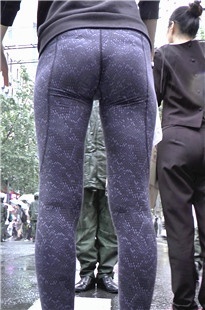 性感贴身健美裤翘臀美眉[485M/M2TS]