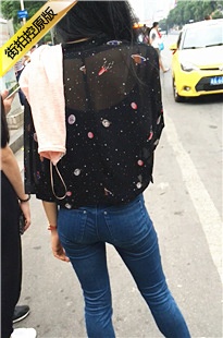 等公交车的蓝色紧绷牛仔裤极品圆润翘臀美女[175M/MOV]