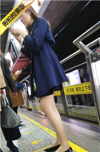 4K-等地铁的极品白皙长腿高挑长发美女[808M/MP4]