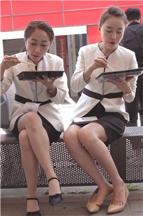 白衣黑裙工作人员用餐[2.71G]