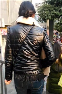 性感超级紧身蓝牛扭住精致小屁屁过天桥[134M/MP4]