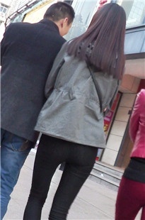 身材出众的女儿陪父母逛街[164M/AVI]