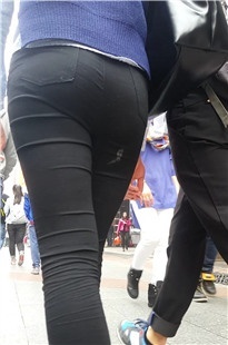 黑色紧身裤小妹和男朋友逛街[448M/MP4]