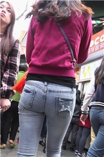 枣色上衣牛仔裤紧臀MM [382M/MP4]