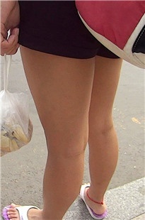 多角度拍穿拖鞋的嫩腿mm，还挺“配合”的[258M/MP4]