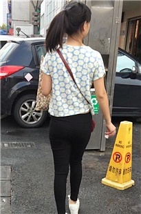 两个逛街的黑裤妹子[334M/MOV]