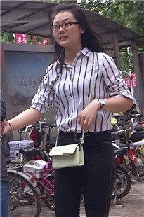 丰臀黑色牛仔裤眼镜妹[423M/MP4]