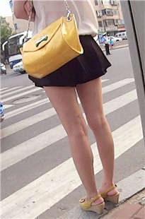 下班回家的长腿短裙MM，腿非常嫩白[361M/MP4]