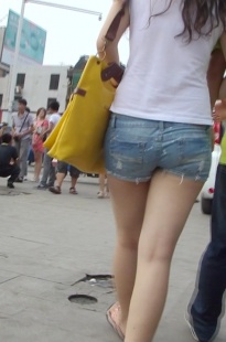 穿拖鞋的白衣热裤美眉[211M/MTS]