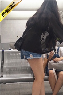 车站等车的两个年轻小妹[78M/MOV]