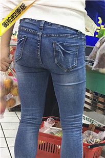 超市购物的极品饱满丰臀蓝色牛仔裤长发美眉[224M/MOV]