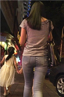 极品紧身牛仔裤美少女[745M/MP4]