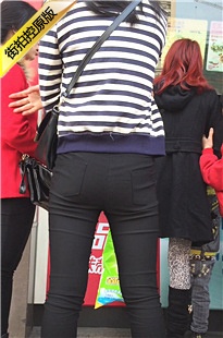 黑色紧身裤翘臀美眉[412M/MOV]