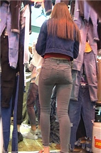 【街拍之魂最新作品】商场紧牛宽臀长发美女[MP4/880MB]