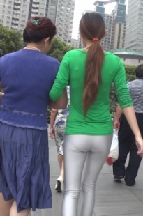 银白色紧身亮光裤，恬静秀美[401M/MP4]