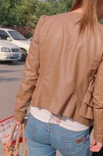 皮衣牛仔裤美MM在等车[121M/MP4]