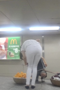 高挑的紧身白裤美女[136MB/M2TS]