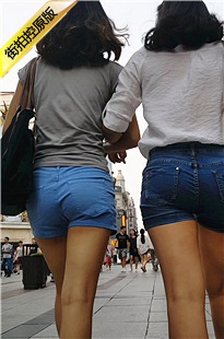 两个极品饱满圆润翘臀热裤美眉[428M/MP4]