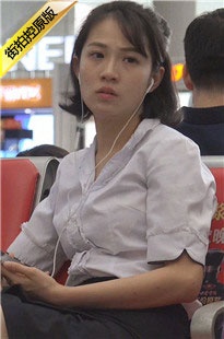 等车的白色衬衫美足美眉[408M/WMV]