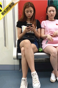 地铁拍摄两个白腿美眉[398M/MOV]