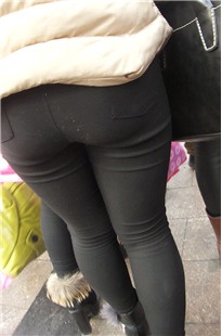 PG肥大的黑色紧身裤妈妈带着女儿逛街[213M/MP4]