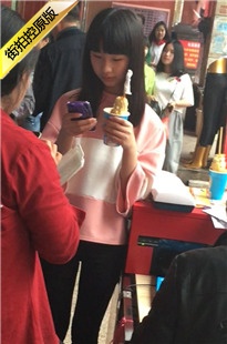 贴膜的黑色紧身小街拍美女[672M/MOV]