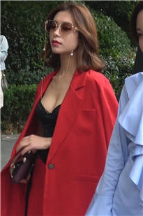 4K-性感红风衣大胸街拍美女DJ805[2.41G]