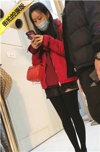 黑色打底SW短裤长腿美眉来回扭PP [469M/MP4]