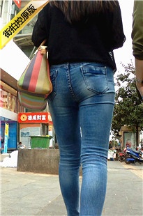 紧身蓝牛女人，PP扭起来真好看，和闺蜜逛街[924M/MP4]