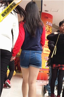 洋溢着青春气息的热裤美眉，似乎闻到的臀香[556M/MOV]