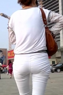 街拍七分白裤熟女的诱惑肥臀[36.2M/MP4]