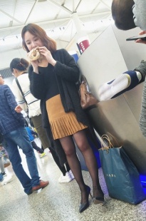 4K-黑色SW高跟短裙漂亮女子[571M/MP4]